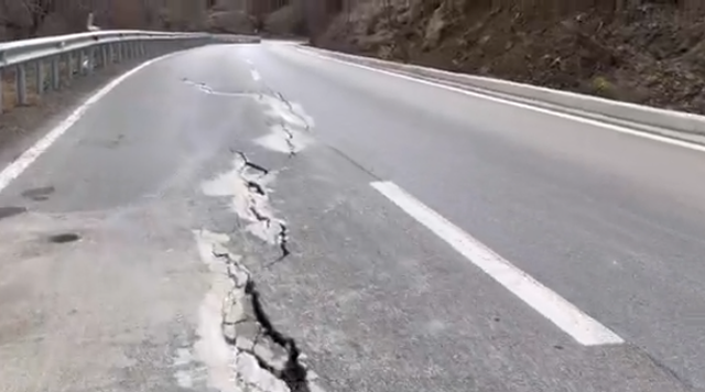 SKANDAL/ Çahet sërish asfalti i rrugës Maliq-Lozhan, segmenti alternativ drejt juglindjes