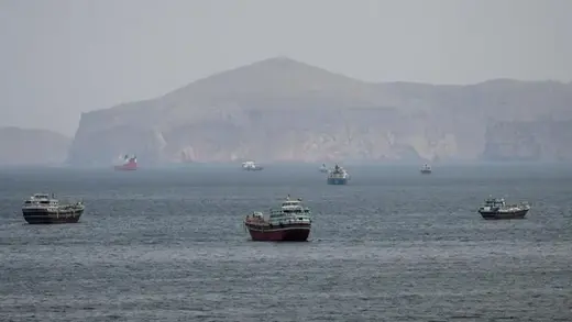Përshkallëzimi SHBA-Iran në Ngushticën e Hormuzit, rritet çmimi i naftës