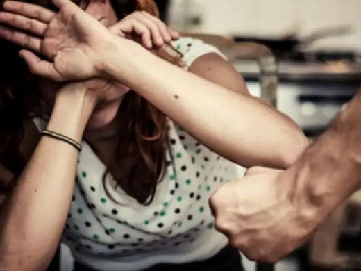 E RËNDË në Korçë/ 34-vjeçari dhunon motrën. Një tjetër 27-vjeçar godet me grushte një 39-vjeçare!