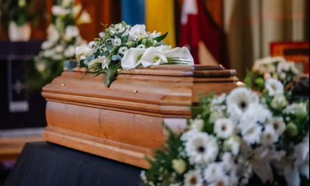 Funerali i frikshëm në SHBA/ Vajza hap arkivolin e nënës dhe gjen një grua të panjohur të veshur me rrobat e saj