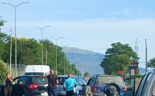 Momente paniku në rrugë, aksident mes tre automjetesh