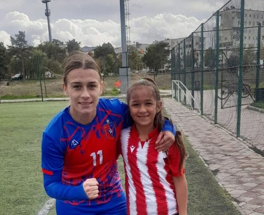 Roelia Paramoni 12-vjeçarja që po shkëlqen në Korçë/ Stërvitet me djemtë e Skënderbeut U-13