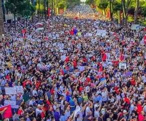 Mesazh urgjent në grupet e PD-së, thirrje për t’iu bashkuar protestës