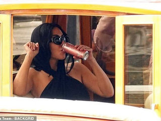 PHOTOS/ Kim Kardashian changes her style in Venice, appearing covered and elegant