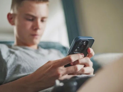 Bashkimi Europian ndalon me ligj rrjetet sociale për të miturit nën 16 vjeç