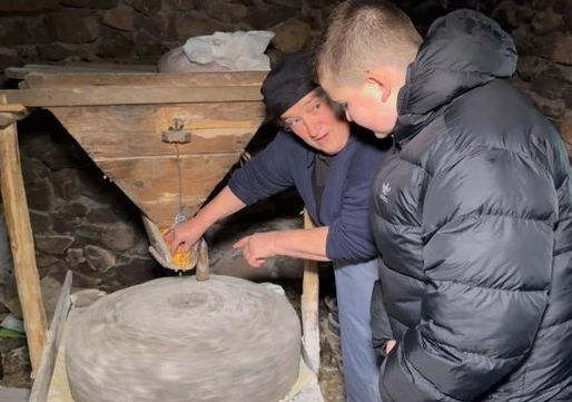 “I was little when I first went to the mill,” says the 70-year-old woman who ‘freezes’ time, still preserving the tradition