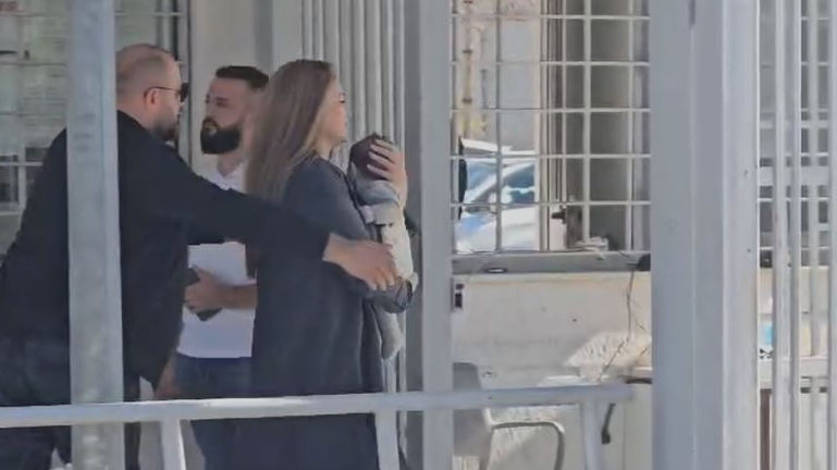 Pas transferimit të Veliajt, Ajola Xoxa mbërrin në burg me djalin e vogël në krah