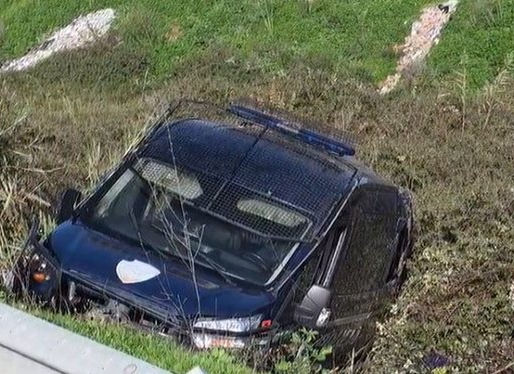 Furgoni i FNSH përplaset me makinën tjetër dhe përfundon në kanal, lëndohen dy efektivë