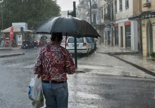 Moti i keq godet edhe Greqinë/ Meteorologët japin ALARMIN për 72 orët e ardhshme: Stuhi dhe përmbytje në të gjithë vendin