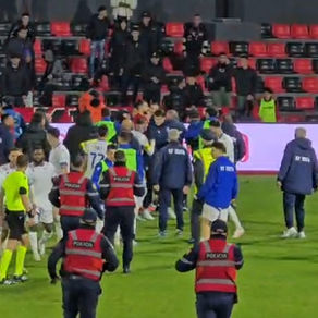 Dhunë në stadiumin e Vlorës: Tifozët godasin arbitrin, ndërpritet ndeshja