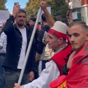 Studentët dhe të rinjtë zbresin në protestë, çfarë po ndodh para Ministrisë së Arsimit?