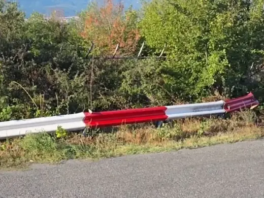 Greqi, makina përplaset me barrierat anësore. Humb jetën drejtuesi 28-vjeçar