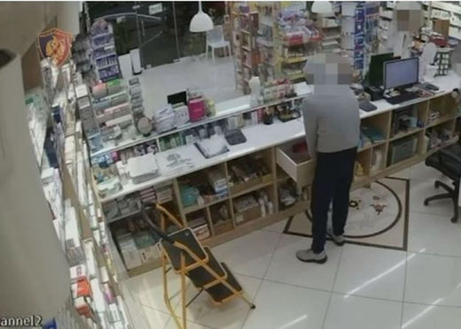 NAME / A 25-year-old thief caught after forcibly stealing a sum of money from a pharmacy!