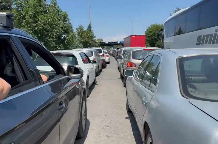 Bllokohet Qafë-Thana, mijëra qytetarë në pritje për të kaluar kufirin