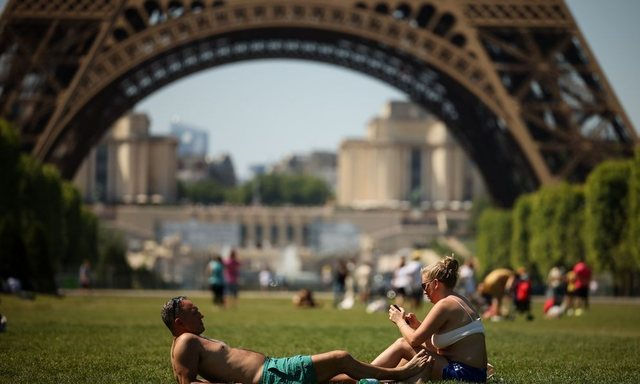 Schools closed and flights cancelled! Europe is “burning” under the African anticyclone, temperatures are rising