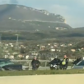 Përplasje e fortë në autostradën Tiranë–Elbasan, një makinë shkatërrohet totalisht