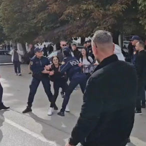 Korçë/ Shoqërohen 24 persona pas protestës, mes tyre edhe të mitur