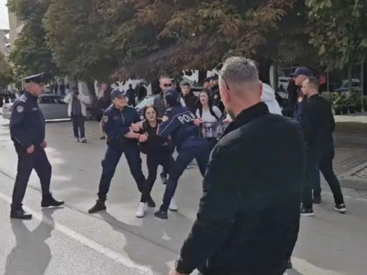 Korçë/ Shoqërohen 24 persona pas protestës, mes tyre edhe të mitur