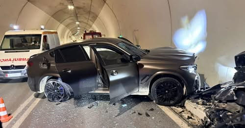 Përplasje brenda tunelit, një i plagosur dhe trafik i bllokuar