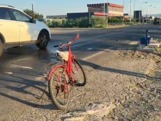 ACCIDENT / Car driver hits bicycle, 66-year-old in serious condition