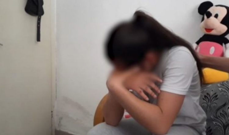 NGJARJE E RËNDË/ 82-vjeçari ngacmom s*ksualisht mbesën e tij të mitur! Adoleshentja i tregoi nënës, babai s’e besoi