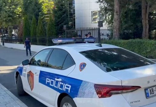 Transportonte emigrantë të paligjshëm nga Korça në Tiranë, policia arreston 21-vjeçarin nga Liboniku