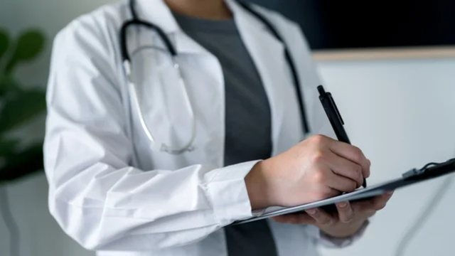 Mjeku pediatër nën akuzë për abuzimin e fëmijëve, nën hetim për 130 vepra penale…