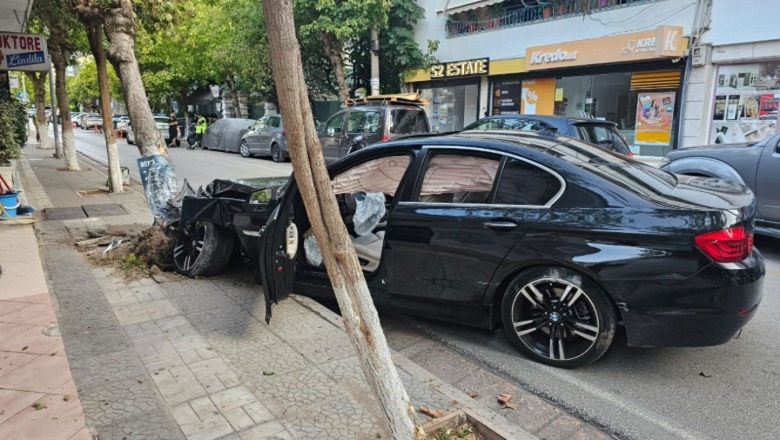 AKSIDENT në orët e para të mëngjesit, makina përplaset me kazanët dhe dy pemë