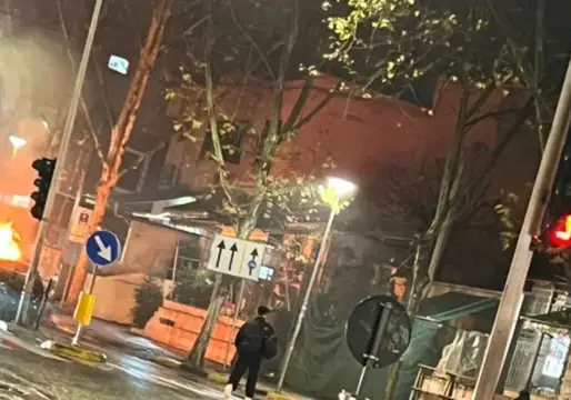 Zjarr pranë kryqëzimit digjet automjeti, ndërhyjnë zjarrfikësit