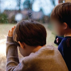 Braktisi dy fëmijët e saj! E pëson keq nëna 26-vjeçare...