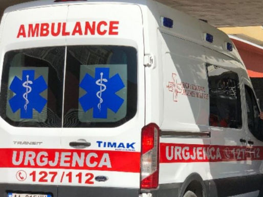 E rëndë/ 22-vjeçari plagos me th*kë nënën e tij, niset drejt spitalit të Traumës
