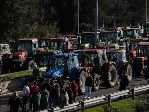 Kaos në rrugë: Fermerët zhvendosin automjetet e policisë dhe bllokojnë autostradën
