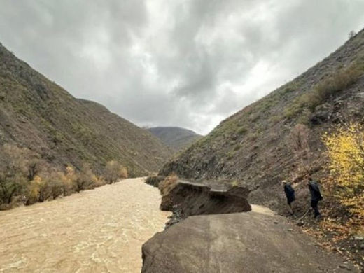 Moti i keq/ Shembet segmenti Lozhan-Moglicë, 8 familje mbeten të bllokuara