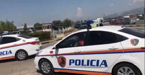 Verë, muzikë dhe… gurë? Vajzat akuzohen për sulm ndaj të riut