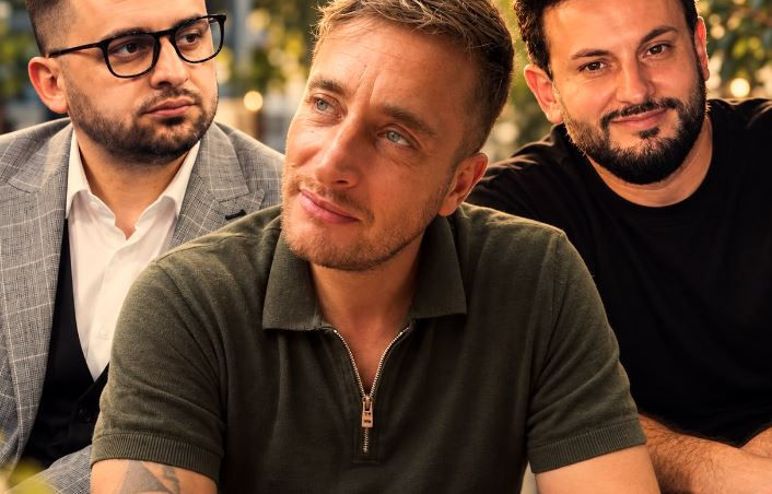 Elton Tozaj nxjerr bisedat er*tike të aktorit të humorit, Rezart Veleshnja komenton…(FOTO)