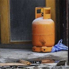 Plas bombola e gazit në byrektore, dëmtohen 3 makina!