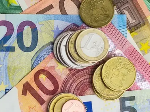 Çfarë po ndodh sot me monedhat e huaja? Ja me sa po blihen dhe shiten dollari dhe euro