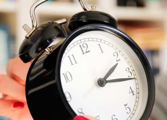 Mos harroni këtë të diel: Ora ndryshon