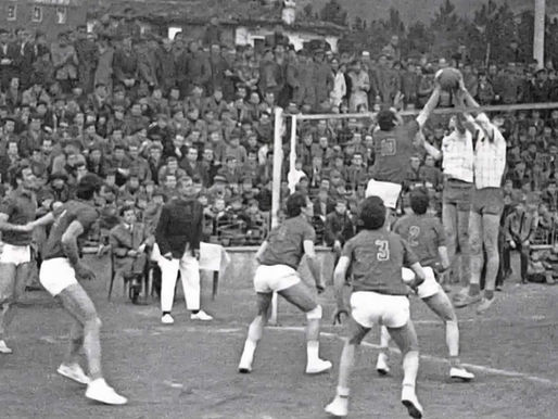 Një fushë, mijëra sportdashës dhe emocione të papërsëritshme, kujtimet e ndeshjes legjendare Skënderbeu–Dinamo në Korçë