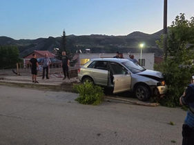 ACCIDENT / Car veers off the road and ends up on the sidewalk! Pedestrians put at risk