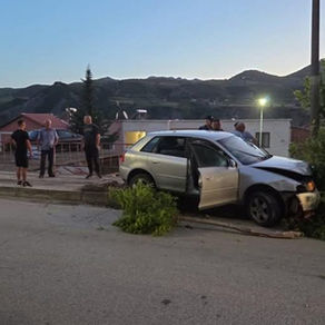 AKSIDENT/ Makina del nga rruga dhe përfundon në trotuar! Rrezikohen kalimtarët