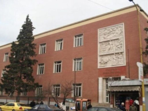 Sherr në sallën e operacionit gjatë një lindjeje urgjente, mjeku përplaset me kryeinfermieren