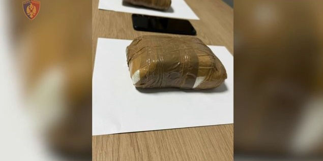 Posedonte mbi 1 kg k*kainë me qëllim shitjen në zona të ndryshme të kryeqytetit, pranga 44-vjeçarit