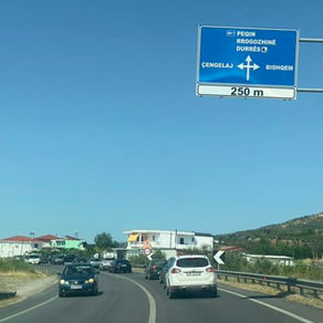 AKSIDENT sot në mëngjes/ Përplasen dy automjete, një nga shoferët përfundon në spital