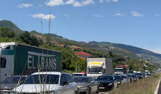 Trafik kaotik në aksin Tiranë–Elbasan, radhë kilometrike automjetesh