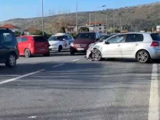 ACCIDENT / Collision between two vehicles, causing material damage