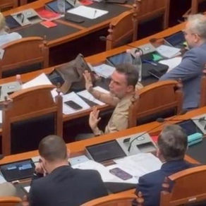 Tension në Kuvend, Braçe i kërkon shpjegime Redi Muçit: Po partinë tënde kush e financon?