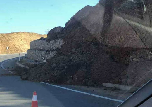 The “golden” road collapses again / The Qukës–Qafë Plloçë axis blocked by falling rocks