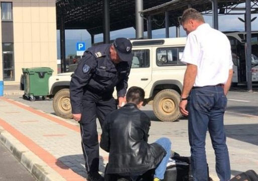 Arrestim para ndeshjes Serbi-Shqipëri, policia gjeti fanellën e UÇK në çantën e...
