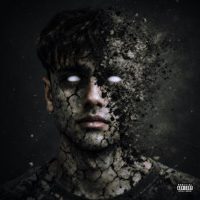 Volto di uomo che si disintegra, occhi bianchi luminosi su sfondo scuro.